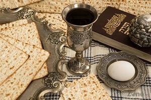 svatek-pesach-kidusovy-pohar-s-vinem-a-macesy-w-9979.jpg