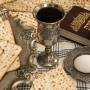 svatek-pesach-kidusovy-pohar-s-vinem-a-macesy-w-9979.jpg