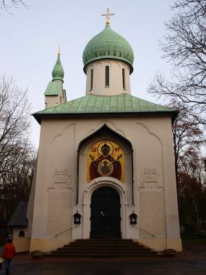 https://upload.wikimedia.org/wikipedia/commons/1/1b/Chr%C3%A1m_Zesnut%C3%AD_p%C5%99esvat%C3%A9_Bohorodice%2C_Ol%C5%A1any%2C_Praha.JPG|