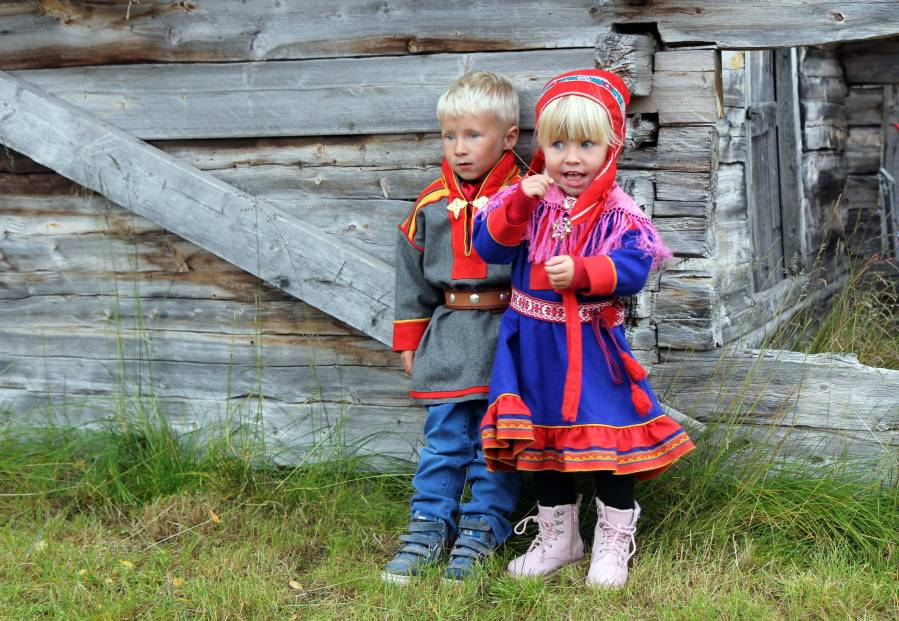 Nesseby (Uuniemi), Varangerbotn, 7. Vuonomarkkinat, Annijokelaiset Simon (5) ja...