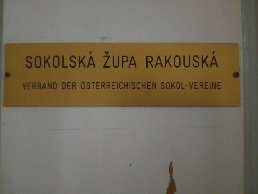 14._stitek_na_dverich_kancelare_sokolske_zupy.jpg