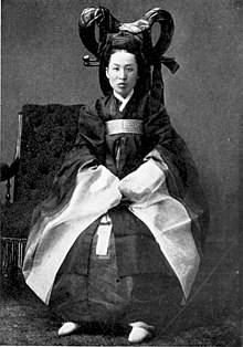 korean_palace-woman_in_full_regalia.jpeg